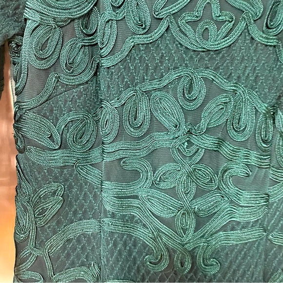 JS Collections Emerald Green Sheer Sleeve Textured Swirl Dress Sz 14 Bodycon - Picture 7 of 7